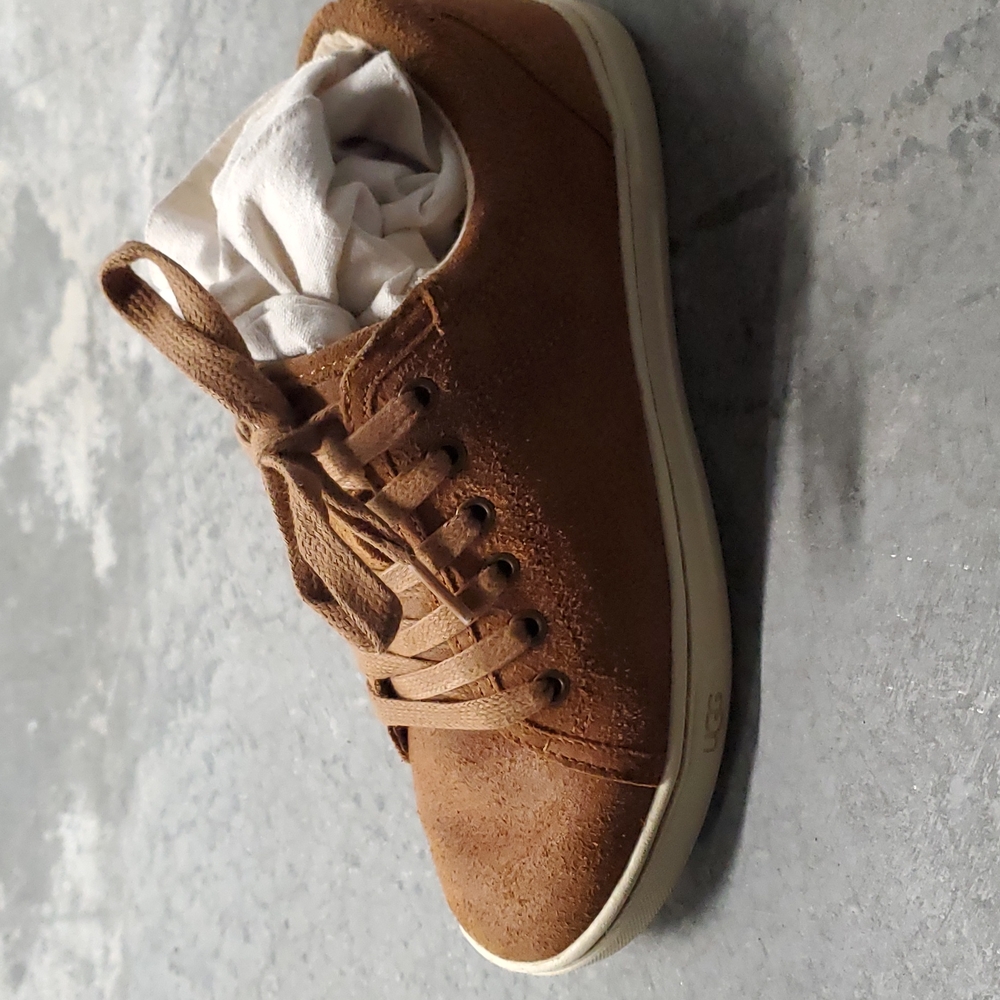 UGGS - Picture 3 of 7